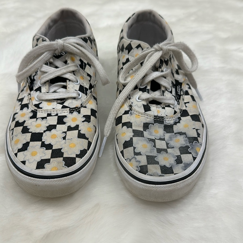 Vans black/white checkered w/daisies missy 4.5
